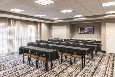 La Quinta Inn Suites by Wyndham Orlando Airport North - Image 44