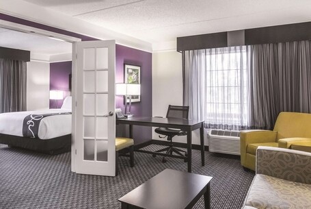 La Quinta Inn Suites by Wyndham Orlando Airport North - Image 11