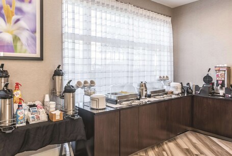 La Quinta Inn Suites by Wyndham Orlando Airport North - Image 32
