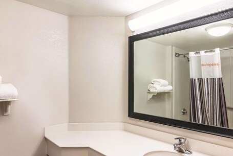 La Quinta Inn Suites by Wyndham Orlando Airport North - Image 21