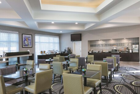 La Quinta Inn Suites by Wyndham Orlando Airport North - Image 66