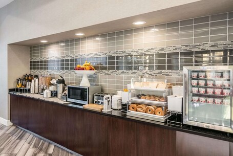 La Quinta Inn Suites by Wyndham Orlando Airport North - Image 2