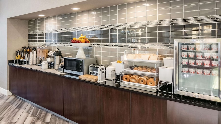 La Quinta Inn & Suites by Wyndham Orlando Airport North