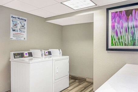 La Quinta Inn Suites by Wyndham Orlando Airport North - Image 51
