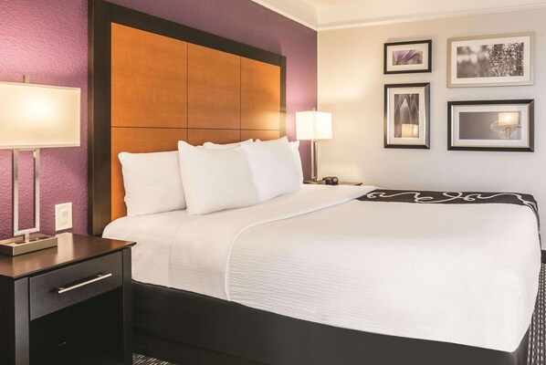 Chambre, 1 très grand lit, non-fumeurs (Mobility/Hearing Impaired Accessible) | Literie de qualité supérieure, bureau, fer et planche à repasser