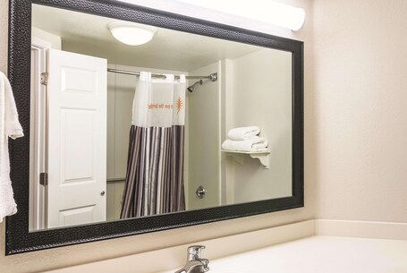 La Quinta Inn Suites by Wyndham Orlando Airport North - Image 15