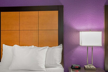 La Quinta Inn Suites by Wyndham Orlando Airport North - Image 48
