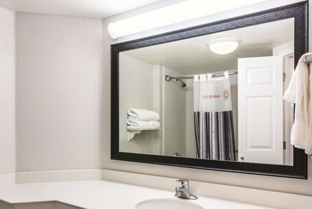 La Quinta Inn Suites by Wyndham Orlando Airport North - Image 8