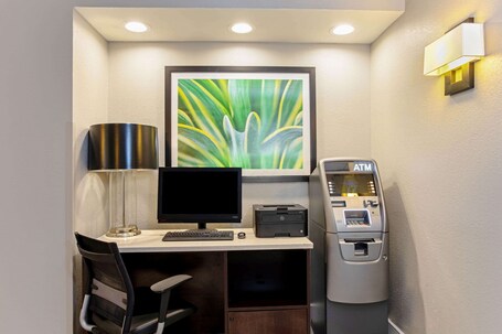 La Quinta Inn Suites by Wyndham Orlando Airport North - Image 41