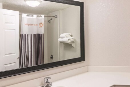 La Quinta Inn Suites by Wyndham Orlando Airport North - Image 36