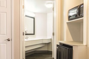 Toalettartikler (inkludert), hårføner, håndklær og såpe