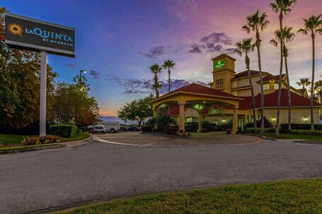 La Quinta Inn Suites by Wyndham Orlando Airport North - Image 71