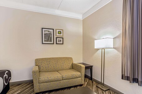 La Quinta Inn Suites by Wyndham Orlando Airport North - Image 46