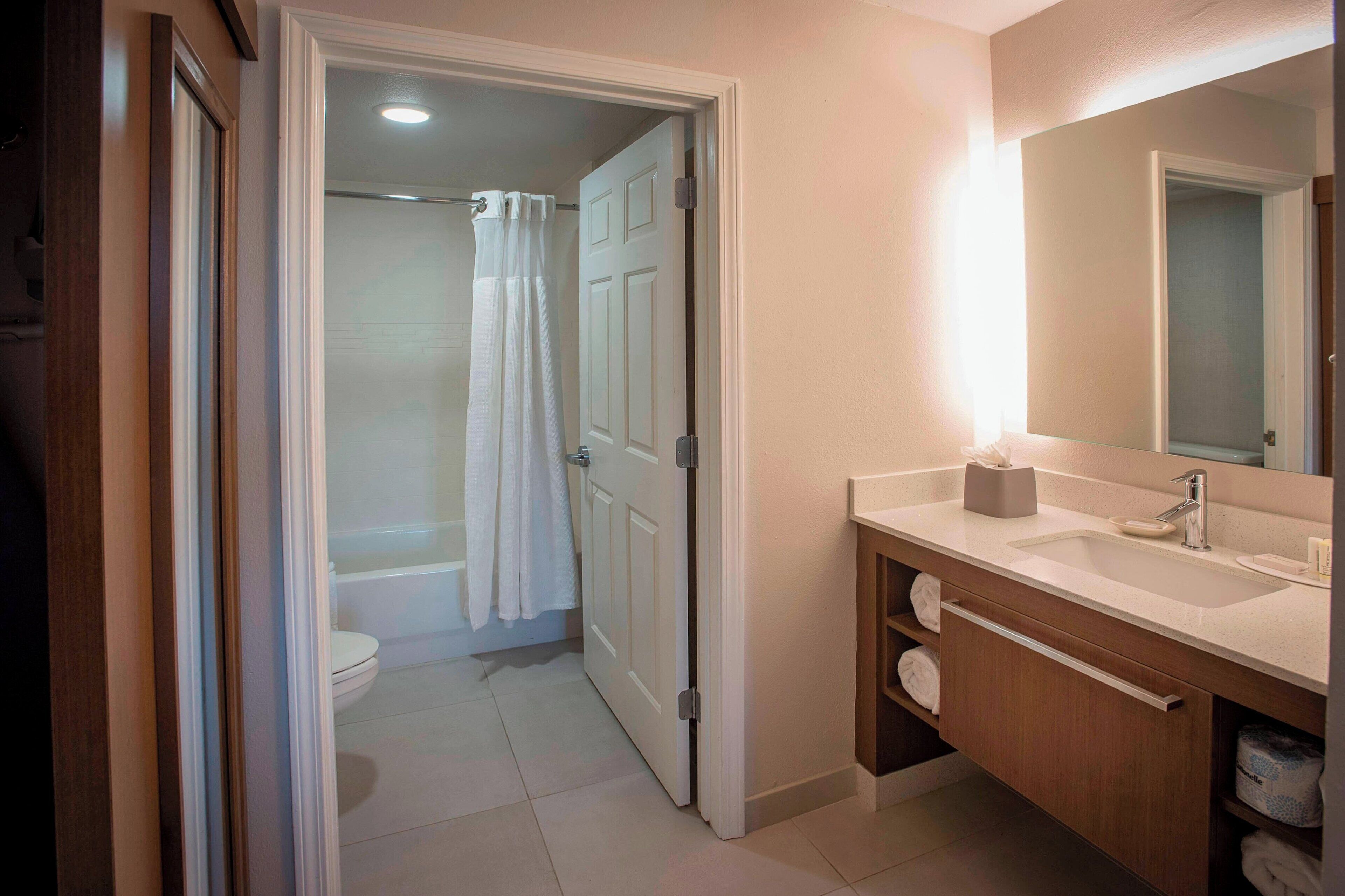 suite, 1 bedroom | bathroom | combined shower/bathtub, free toiletries, hair dryer, towels