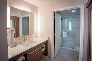 Combined shower/tub, free toiletries, hair dryer, towels - Residence Inn by Marriott Pensacola Downtown (Pensacola)