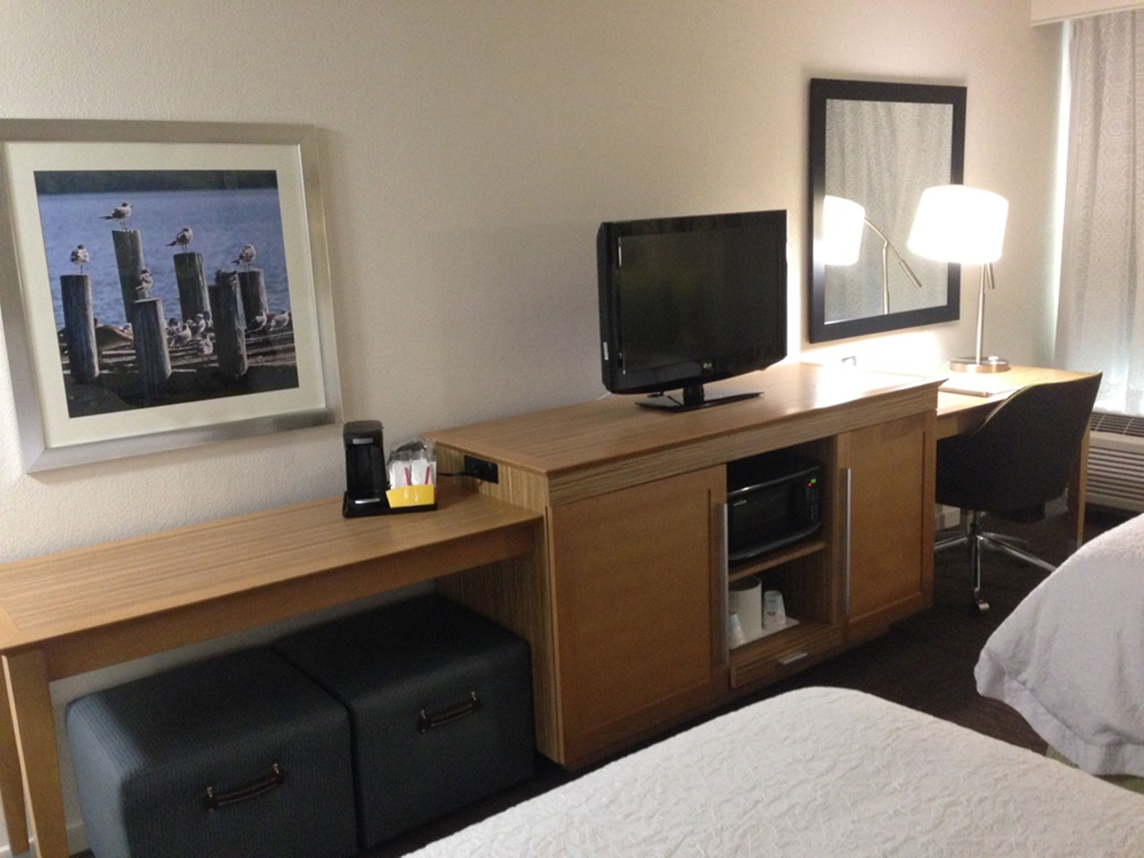 Bộ đồ giường cao cấp, nệm c ó lớp đệm bông, két bảo mật tại phòng 