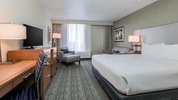 Een kluis op de kamer, een bureau, een strijkplank/strijkijzer