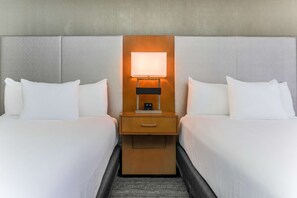 Cofres nos quartos, escrivaninha, ferros/tábuas de passar roupa