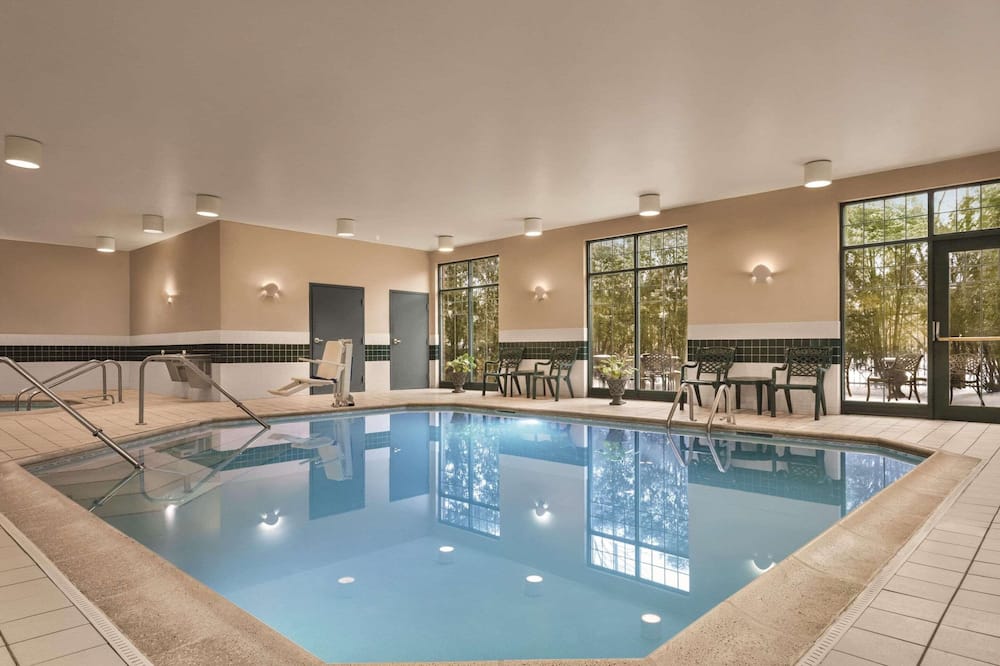 Country Inn & Suites by Radisson, Schaumburg, IL