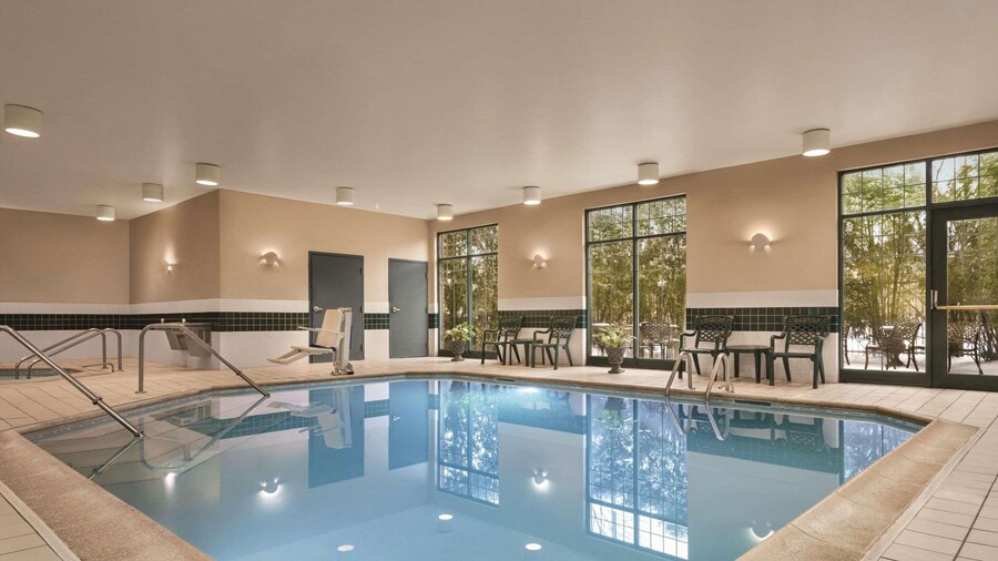 Country Inn & Suites by Radisson, Schaumburg, IL