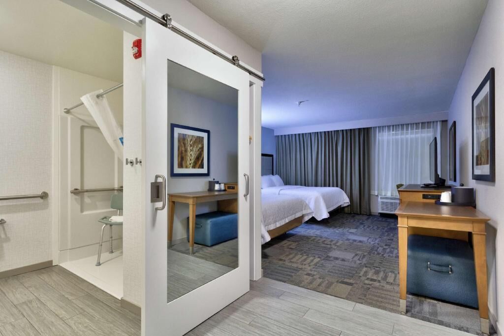 In-room safe, laptop workspace, iron/ironing board, free WiFi