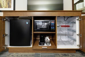 In-room safe, laptop workspace, iron/ironing board, free WiFi