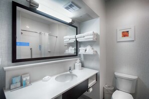 Habitación, 2 camas de matrimonio, bañera | Baño | Secador de pelo y toallas