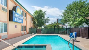 Zona de piscina con un letrero de Days Inn & Suites.