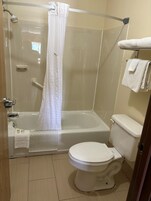 Bañera con ducha, artículos de tocador gratuitos, secador de pelo