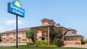 Edificio de Days Inn & Suites bajo un cielo despejado.