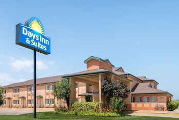 Days Inn & Suites by Wyndham Wichita