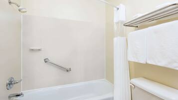 Combined shower/bathtub, free toiletries, hair dryer, towels