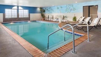 Kolam renang indoor, dengan kursi berjemur