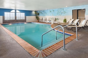 Piscine intérieure, chaises longues