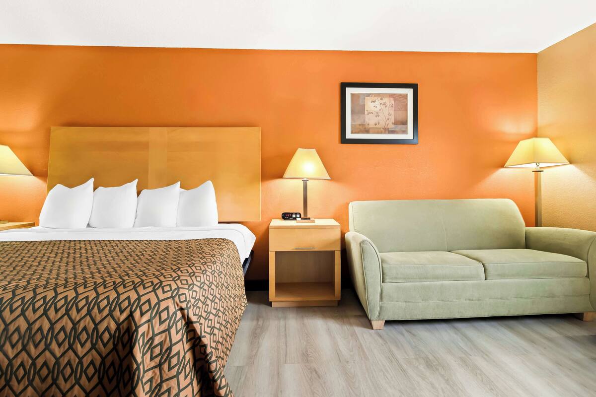 standard room, 1 king bed, non smoking, refrigerator & microwave | pillow-top beds, desk, blackout curtains, iron/ironing board