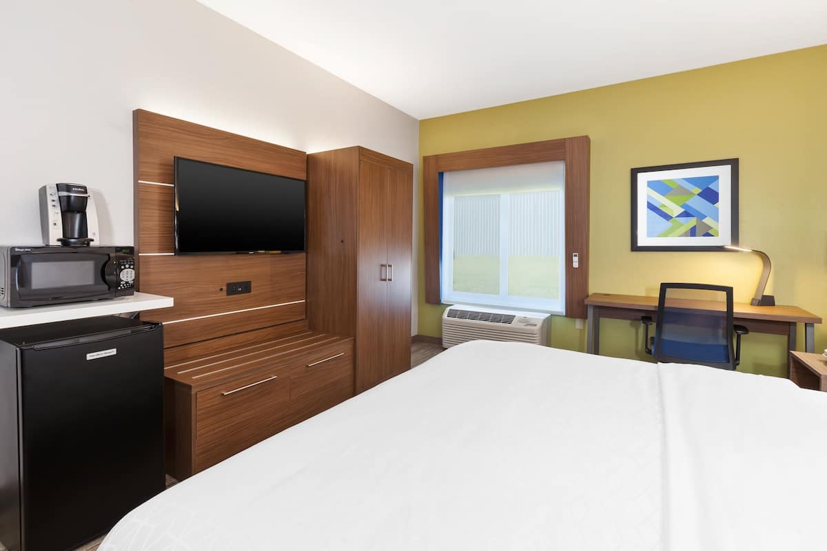 Standard Room, 1 King Bed, Accessible (Mobility Roll-In Shower) | 1 bedroom, premium bedding, pillow-top beds, in-room safe