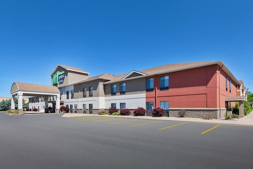 Holiday Inn Express & Suites Three Rivers by IHG
