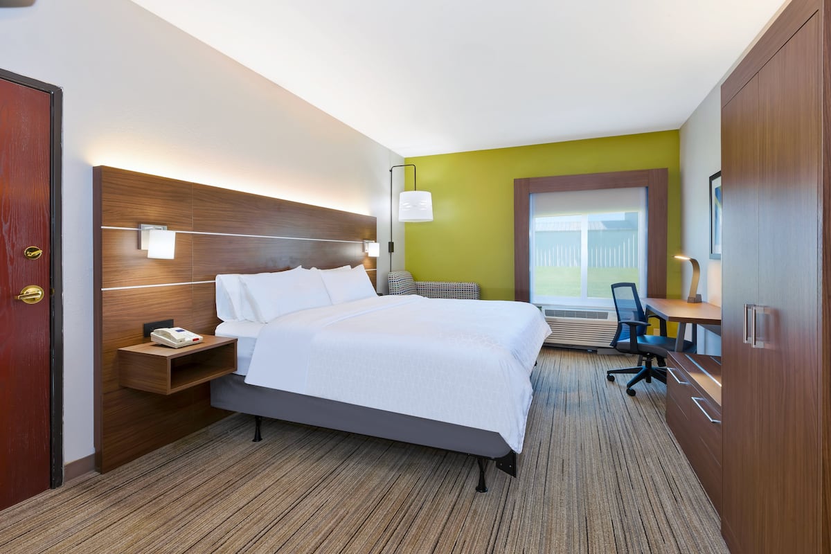 Standard Room, 1 King Bed | 1 bedroom, premium bedding, pillow-top beds, in-room safe