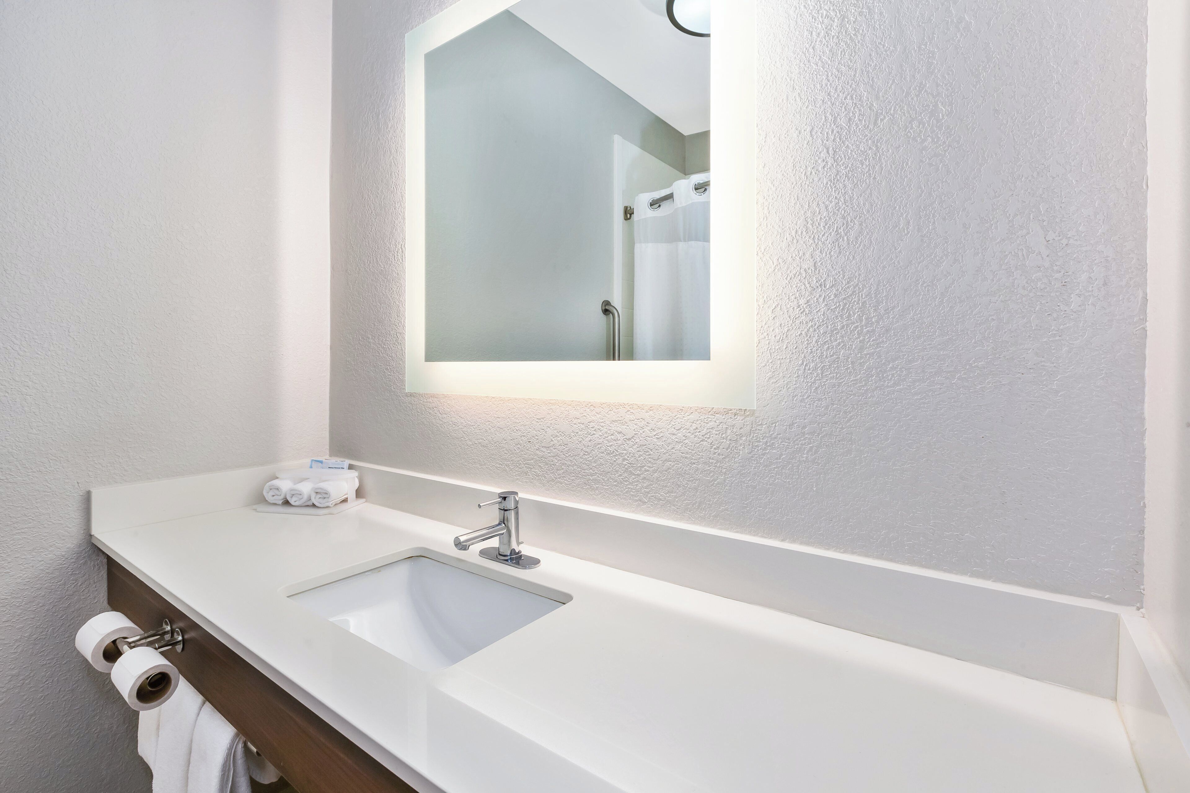 Duschwanne, kostenlose Toilettenartikel, Haartrockner, Handtücher