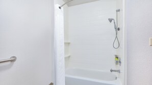 Bathroom - Holiday Inn Express & Suites Three Rivers by IHG (Three Rivers)