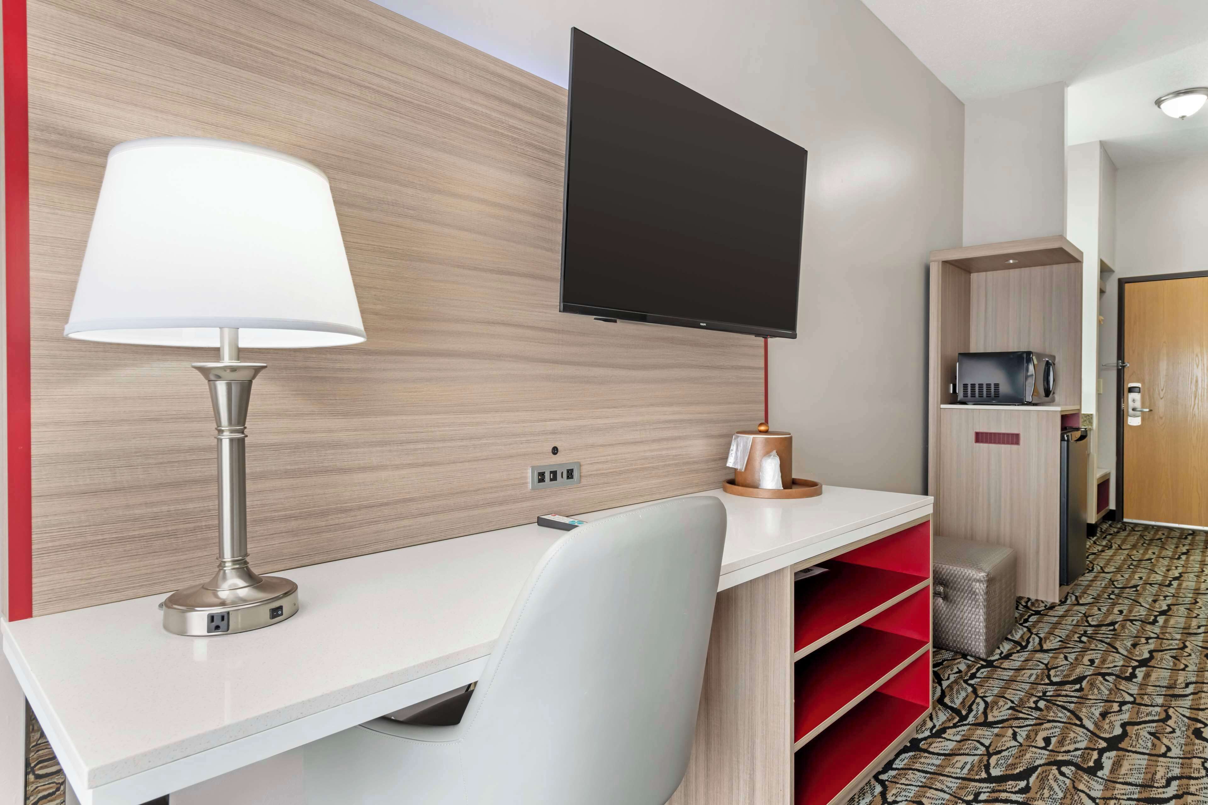 standard room, 1 king bed, non smoking, jetted tub | pillow-top beds, laptop workspace, iron/ironing board