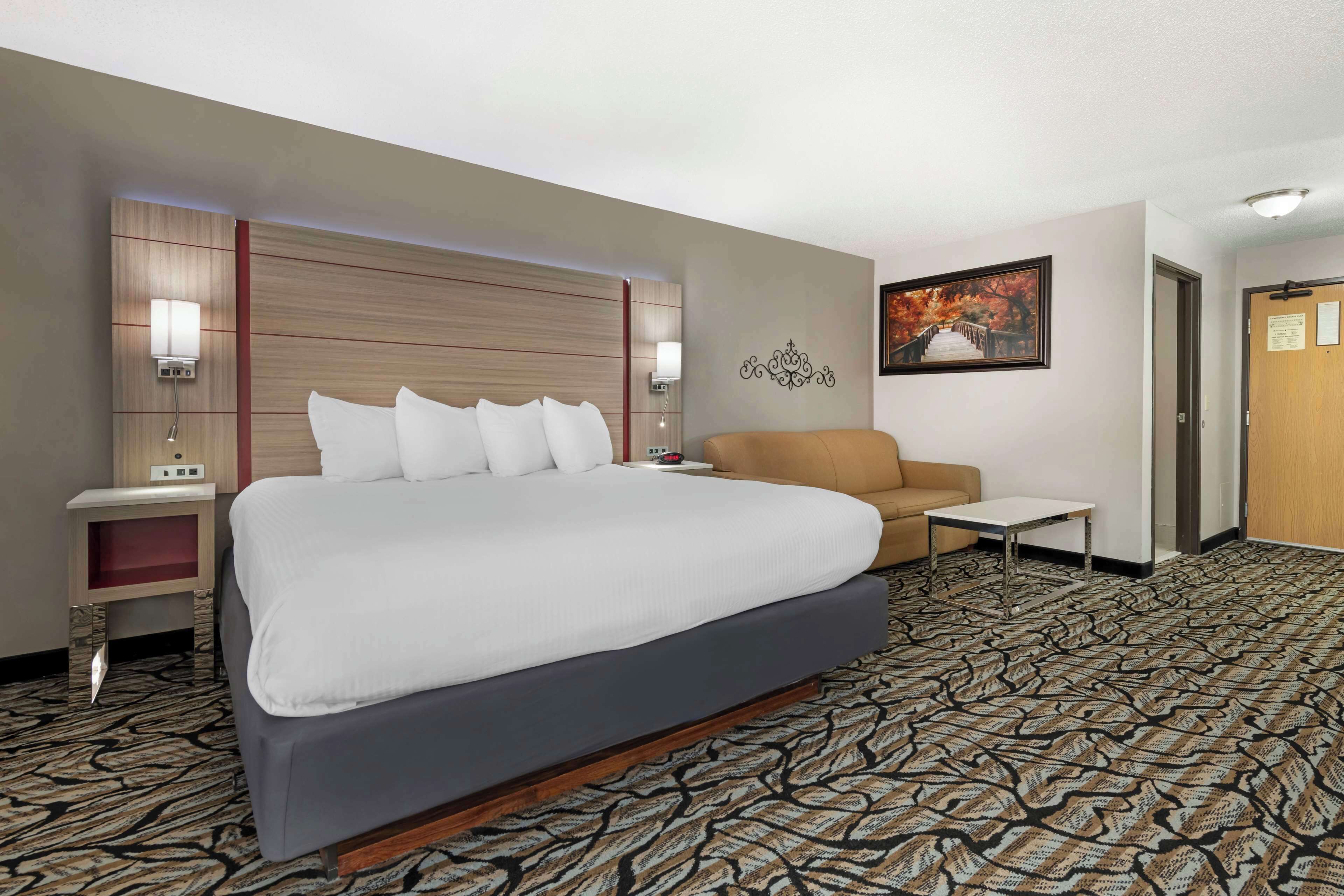 standard room, 1 king bed, non smoking, refrigerator & microwave (with sofabed) | pillow-top beds, laptop workspace, iron/ironing board