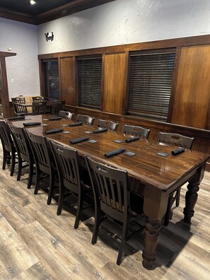 Lunch and dinner served, American cuisine