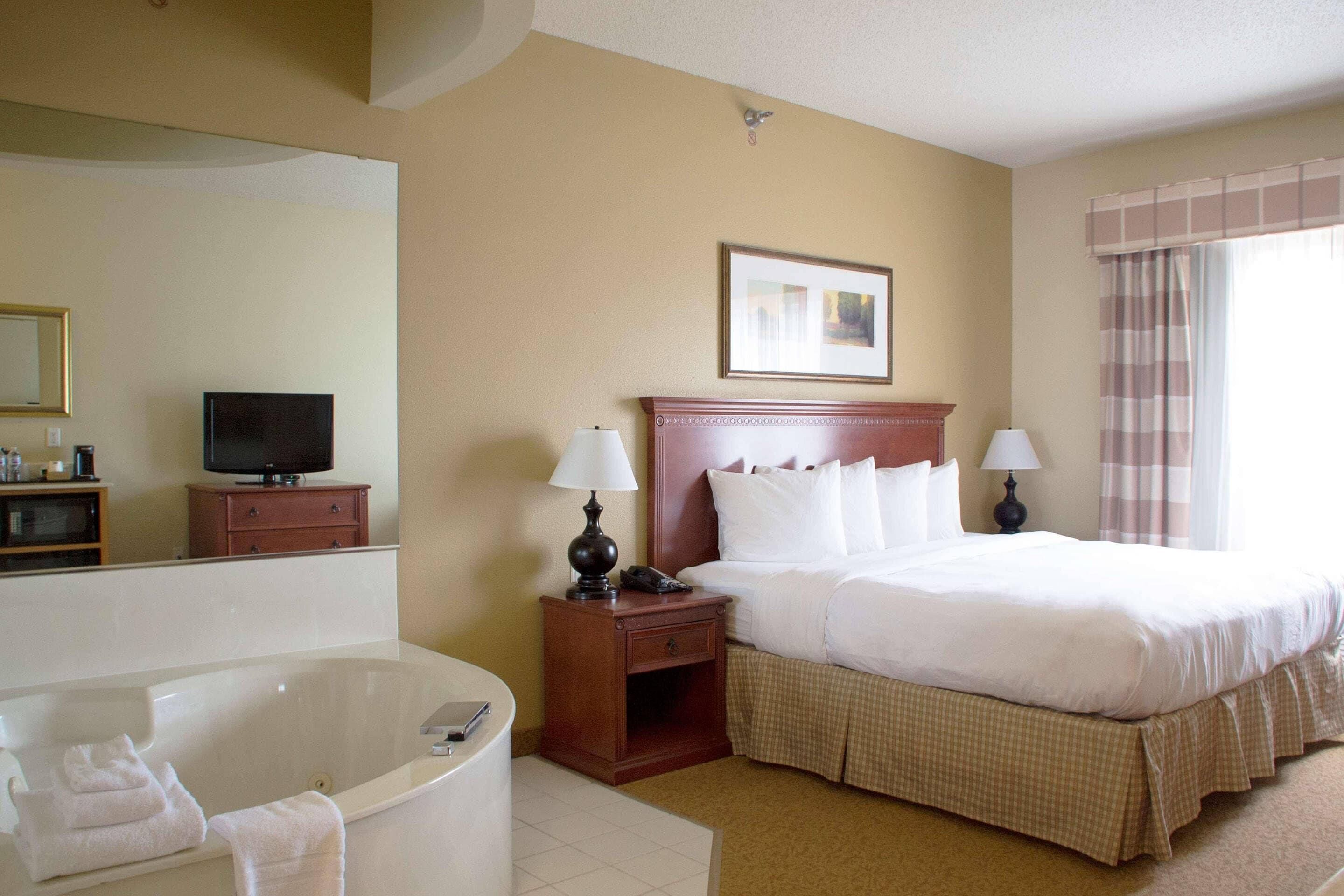 Suite, 1 King Bed, Non Smoking, Jetted Tub | Hypo-allergenic bedding, down comforters, pillowtop beds, desk