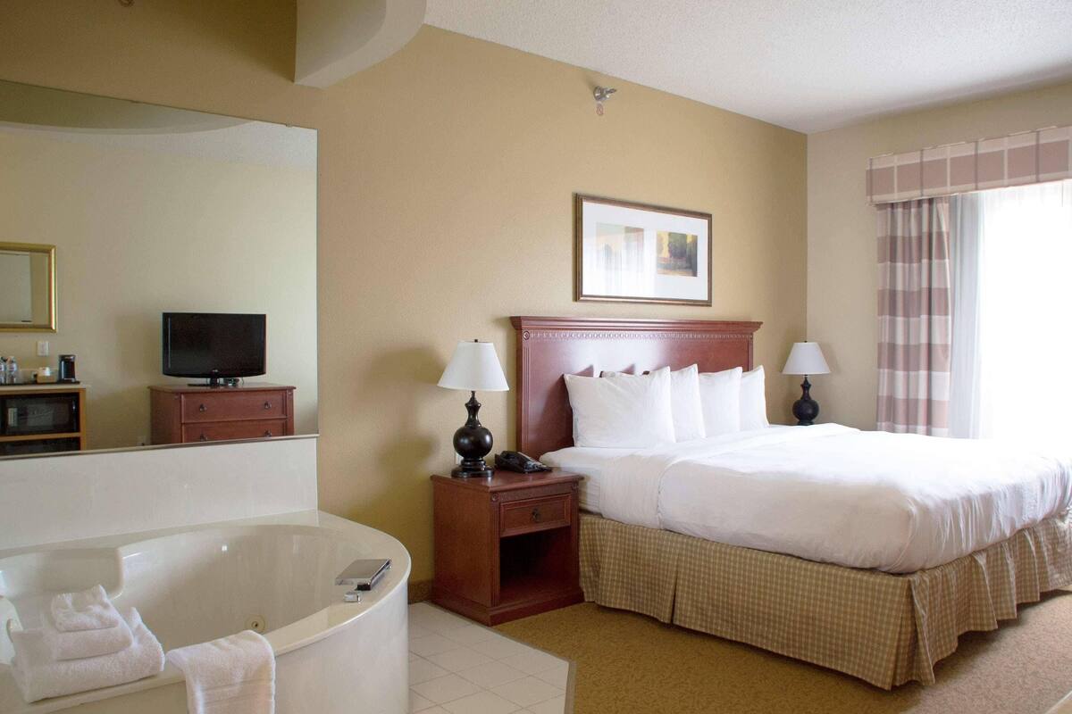Suite, 1 Tempat Tidur King, Bebas Asap Rokok, jet tub | Seprai antialergi, selimut bulu angsa, dan bantalan ekstra lembut