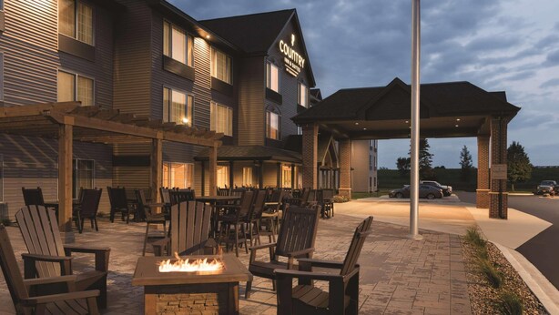 Un hotel con terraza al aire libre y una chimenea.