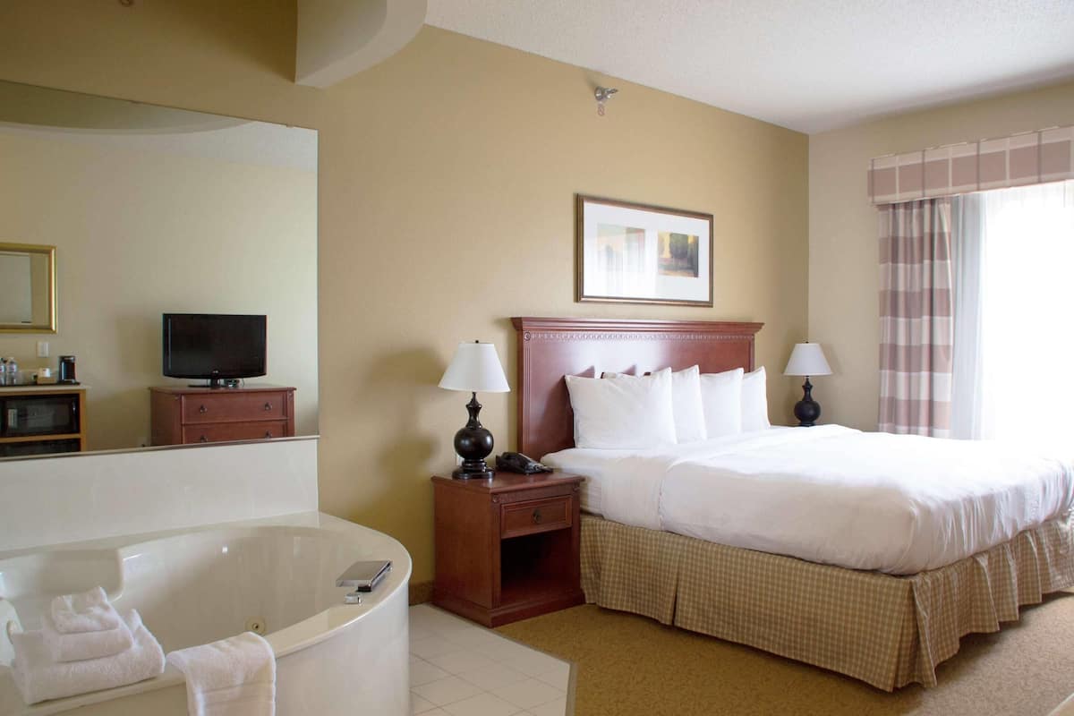 Suite, 1 King Bed, Non Smoking, Jetted Tub | Hypo-allergenic bedding, down comforters, pillowtop beds, desk