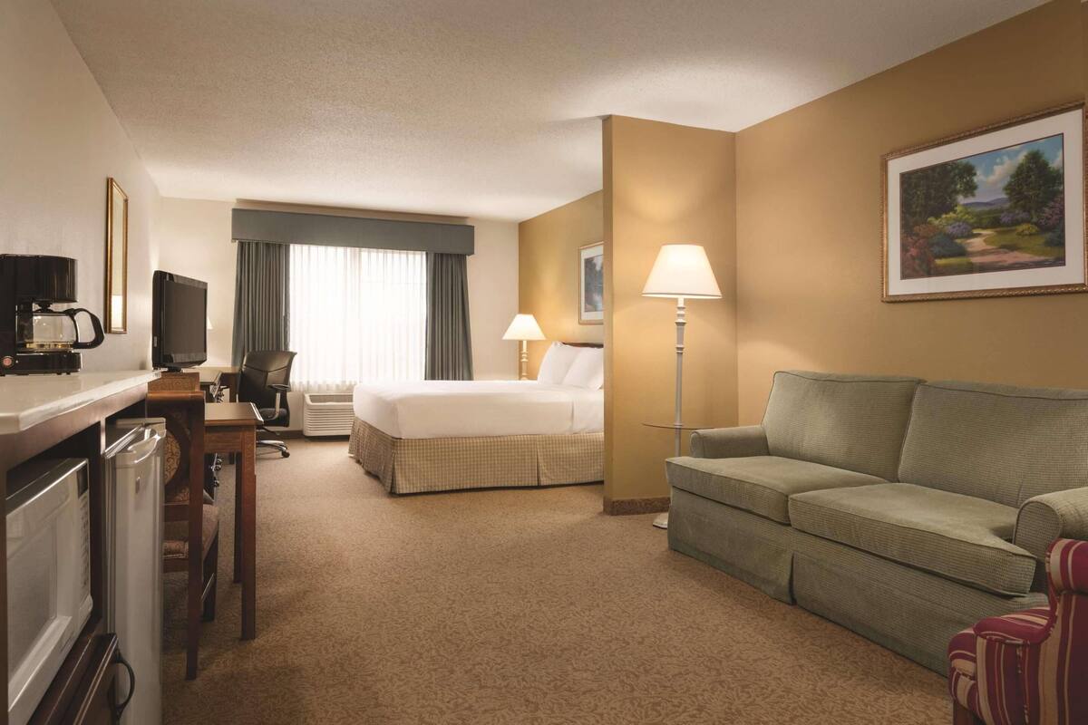 Studio Suite, 1 Tempat Tidur King dengan tempat tidur Sofa, Bebas Asap Rokok | Seprai antialergi, selimut bulu angsa, dan bantalan ekstra lembut