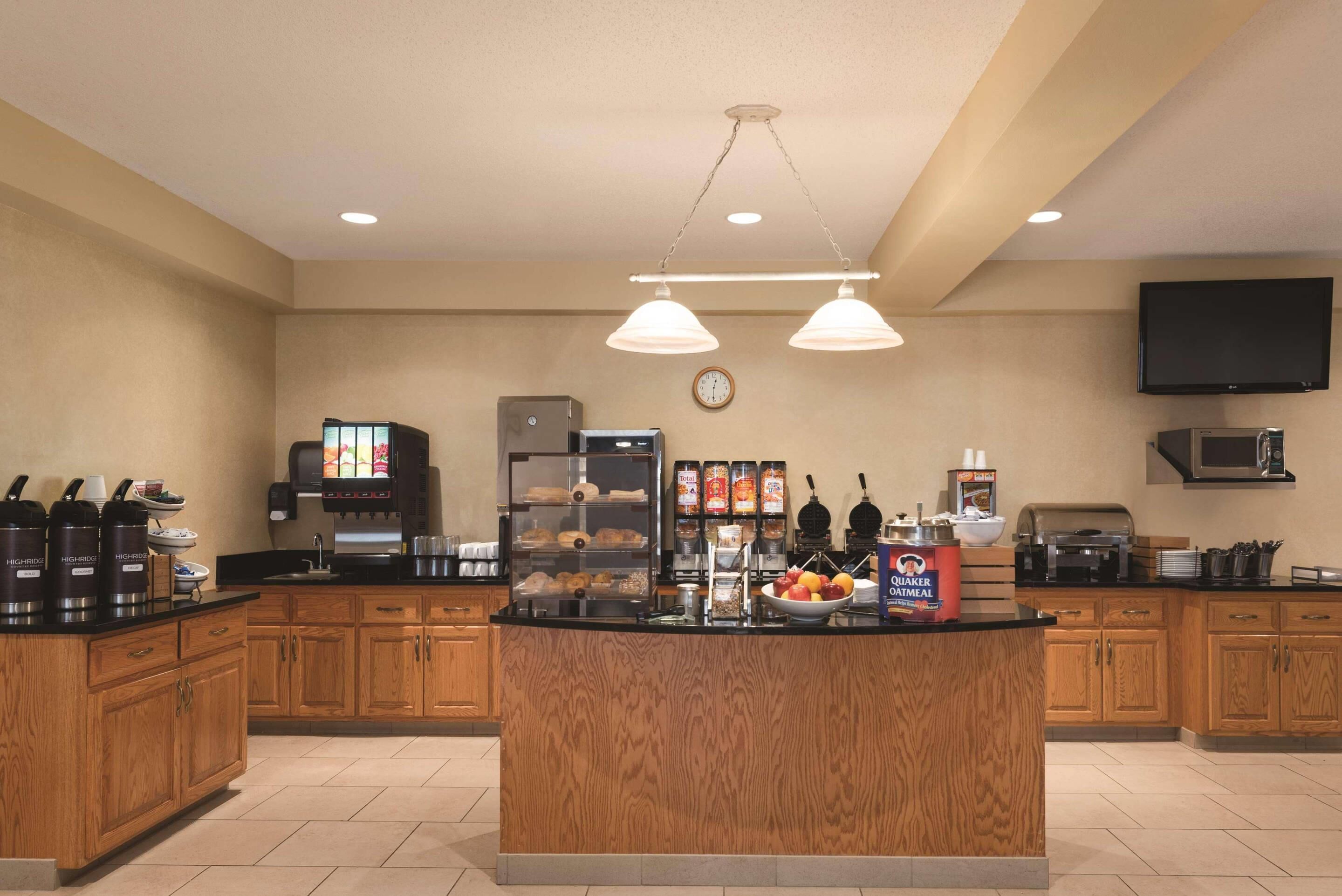 Free daily buffet breakfast 