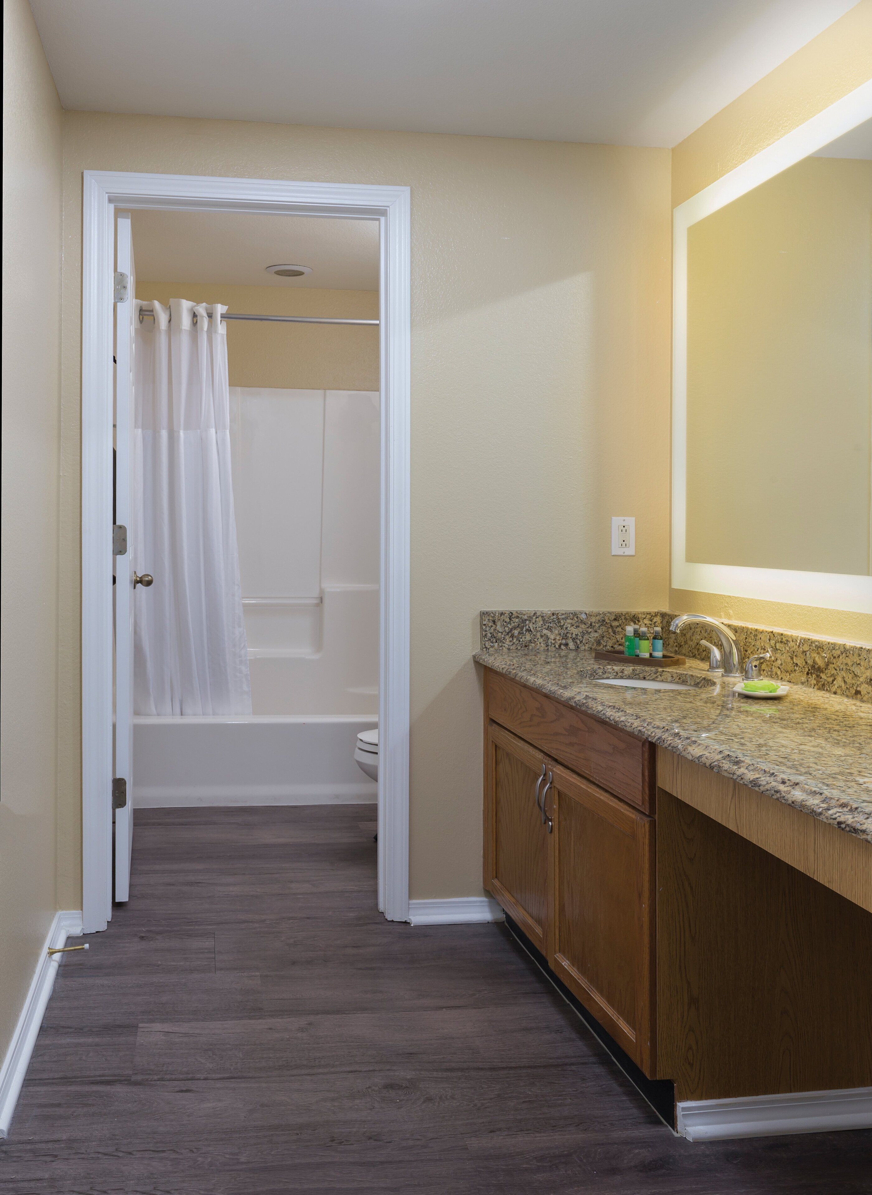 combined shower/bathtub, hair dryer, towels